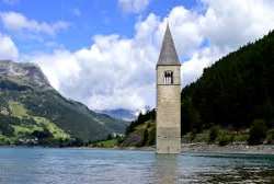 When the reservoir near the Passo di Resia was con When the reservoir near the Passo di Resia was constructed for the production of electricity, the villages of Curon and parts of Resia were waterlogg